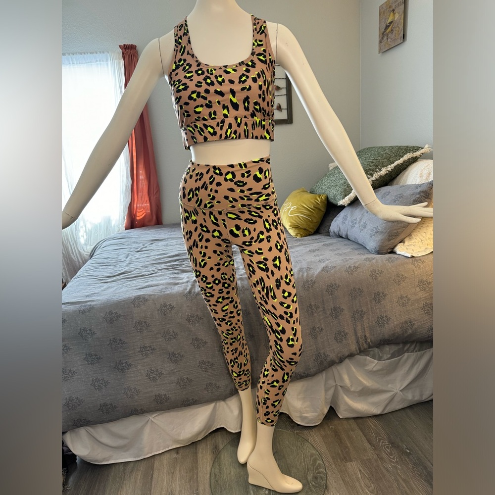 Fabletics leopard outfit. Bottoms xs and top is medium. Sold as set.
